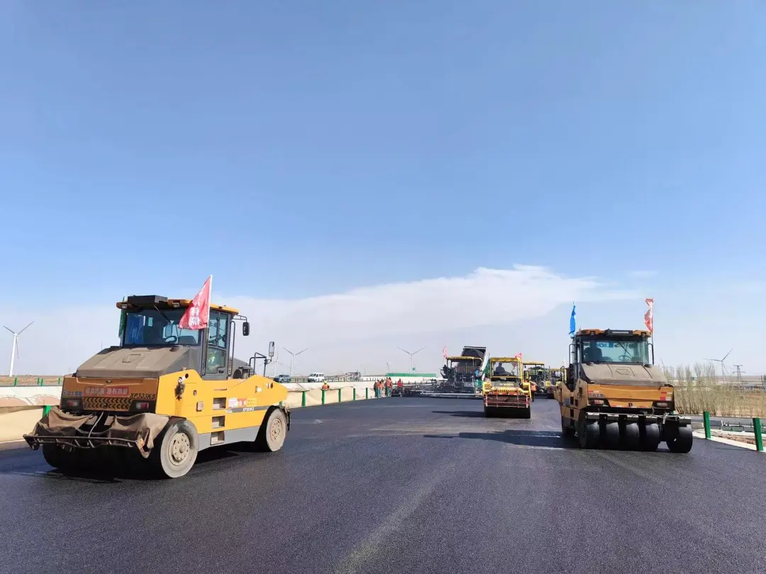 宁夏建投银昆高速公路项目路面上面层工程全面施工
