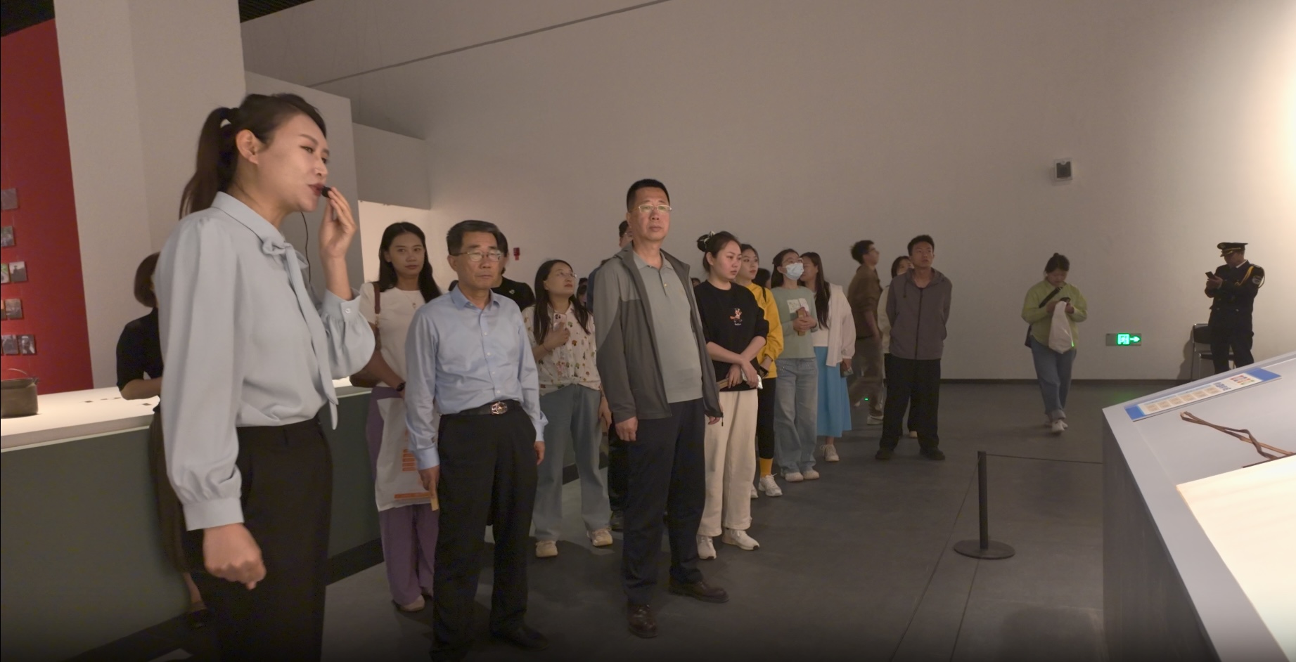 宁夏建投干部职工观看“百年薪火传 丹青润匠心”中国工运史主题艺术展